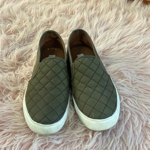 STEVE MADDEN ECENTRCQ SHOE olive green